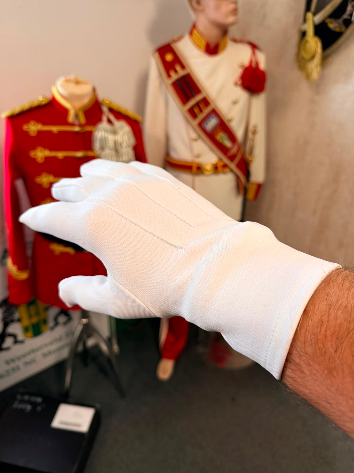 Witte katoenen handschoenen met kunststof drukknoop
