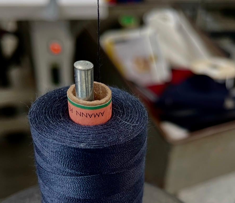 Atelier van Janfré Uniformen met garen voor uniformproductie