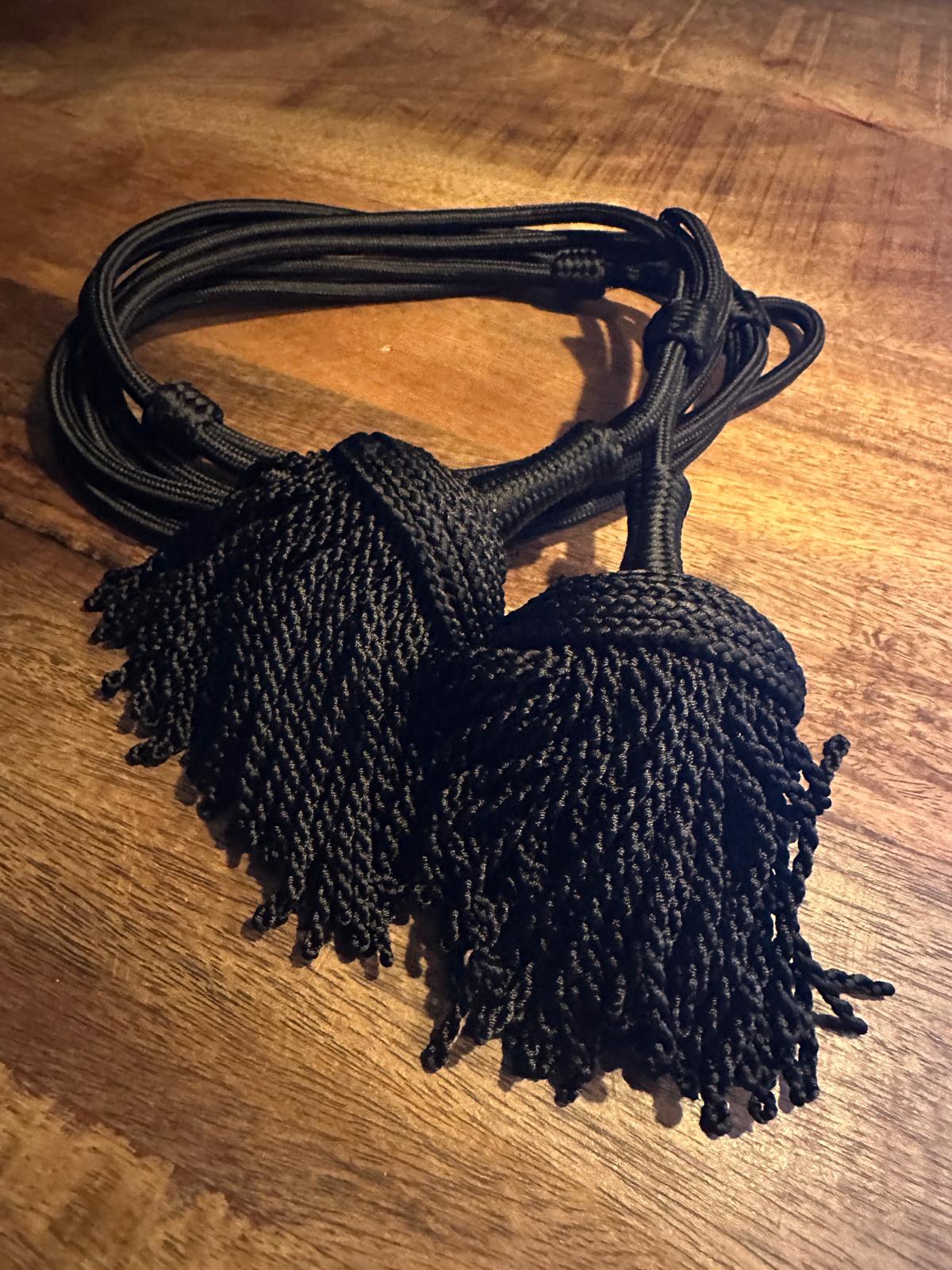 Fouragère zwart – kunstzijde met handgedraaide franje 6 cm (Atelierselectie) - InDef