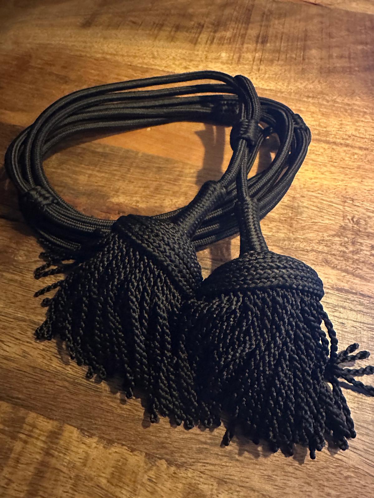 Fouragère zwart – kunstzijde met handgedraaide franje 6 cm (Atelierselectie) - InDef