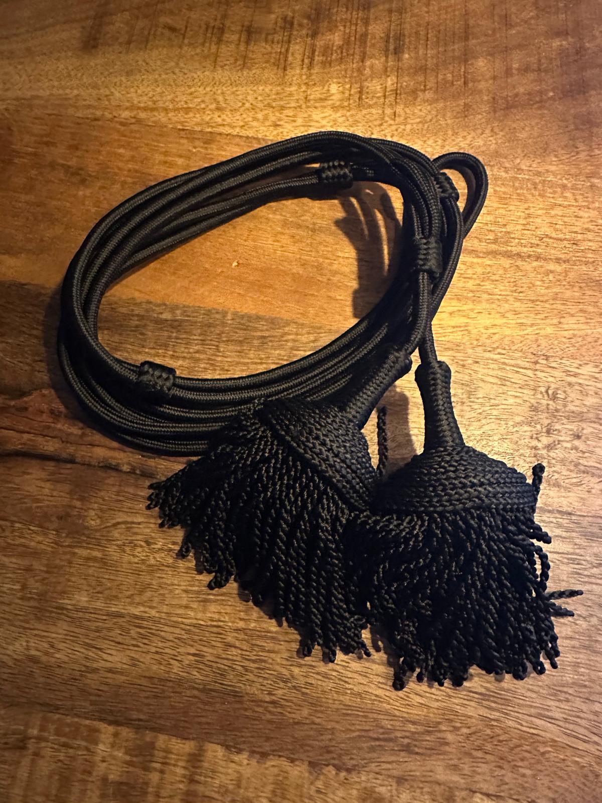 Fouragère zwart – kunstzijde met handgedraaide franje 6 cm (Atelierselectie) - InDef